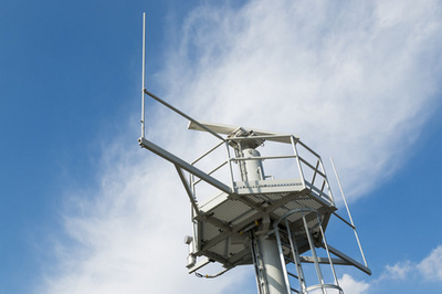 雷達塔與通訊設備的共舞